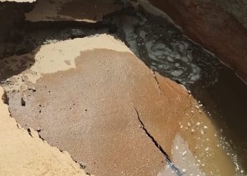 Trecho de ponte cede na Avenida Celanese em Poços de Caldas 