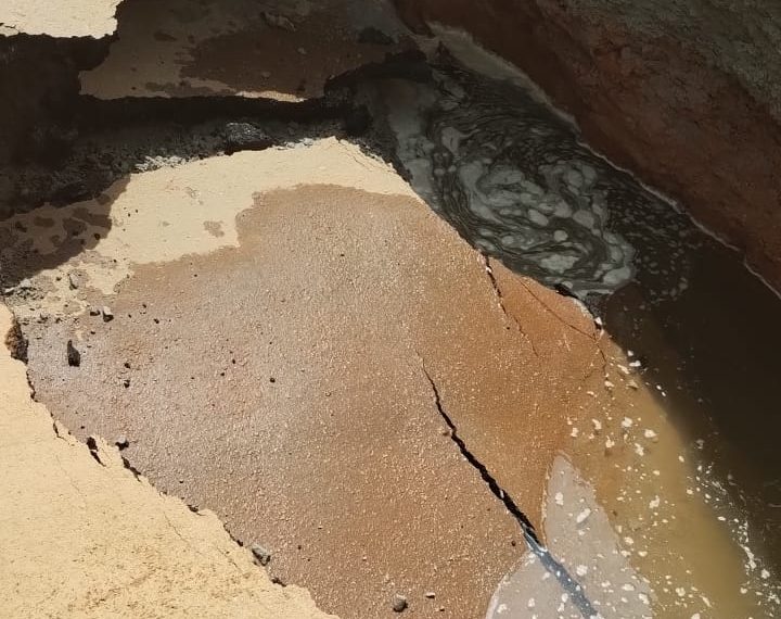 Trecho de ponte cede na Avenida Celanese em Poços de Caldas 