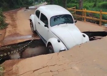 Fusca cai em buraco na Avenida Celanese em Poços de Caldas