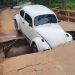 Fusca cai em buraco na Avenida Celanese em Poços de Caldas