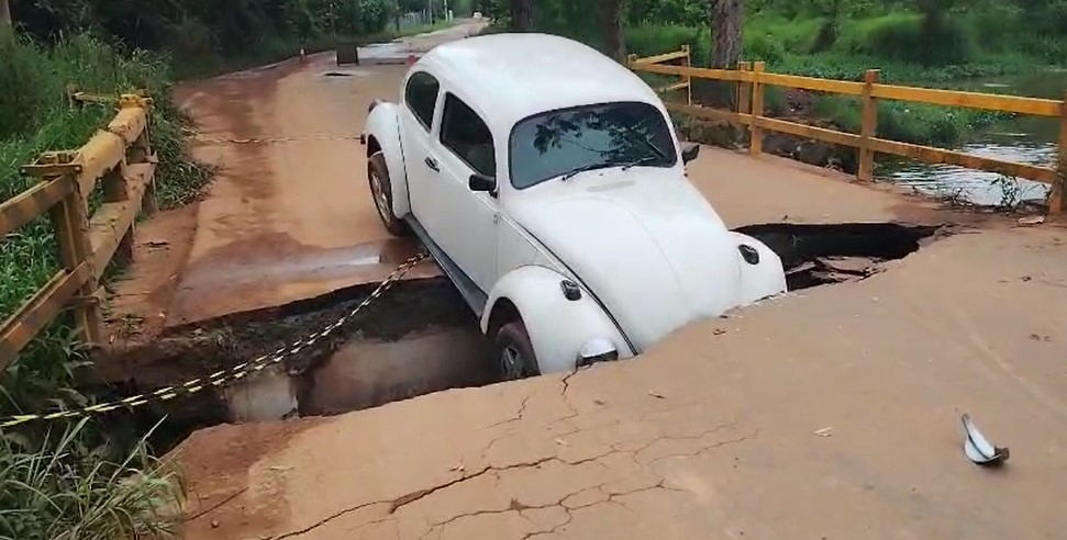 Fusca cai em buraco na Avenida Celanese em Poços de Caldas