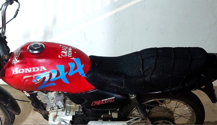 PM remove motocicleta sem placa em operação contra “rolezinho” em Divisa Nova  