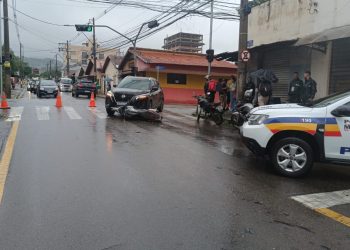 Colisão entre carro e moto é registrada na zona oeste de Poços de Caldas