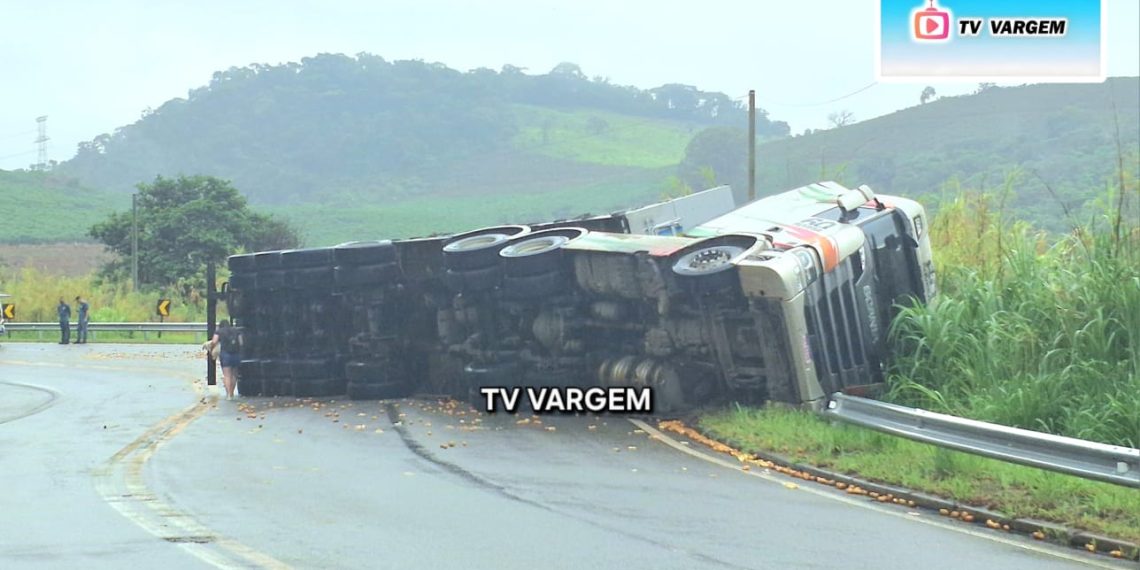 Acidente entre caminhão e carreta é registrado na SP-215