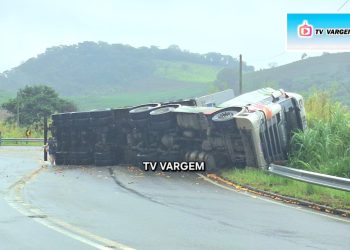 Acidente entre caminhão e carreta é registrado na SP-215