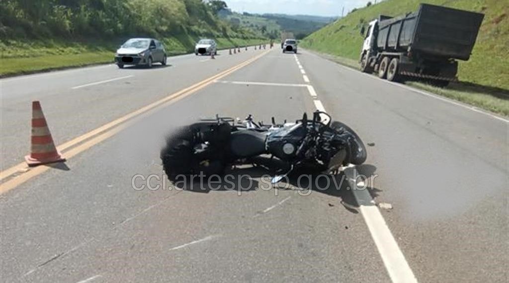 Motociclista fica ferido em colisão com caminhão em Vargem Grande do Sul