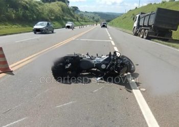 Motociclista fica ferido em colisão com caminhão em Vargem Grande do Sul