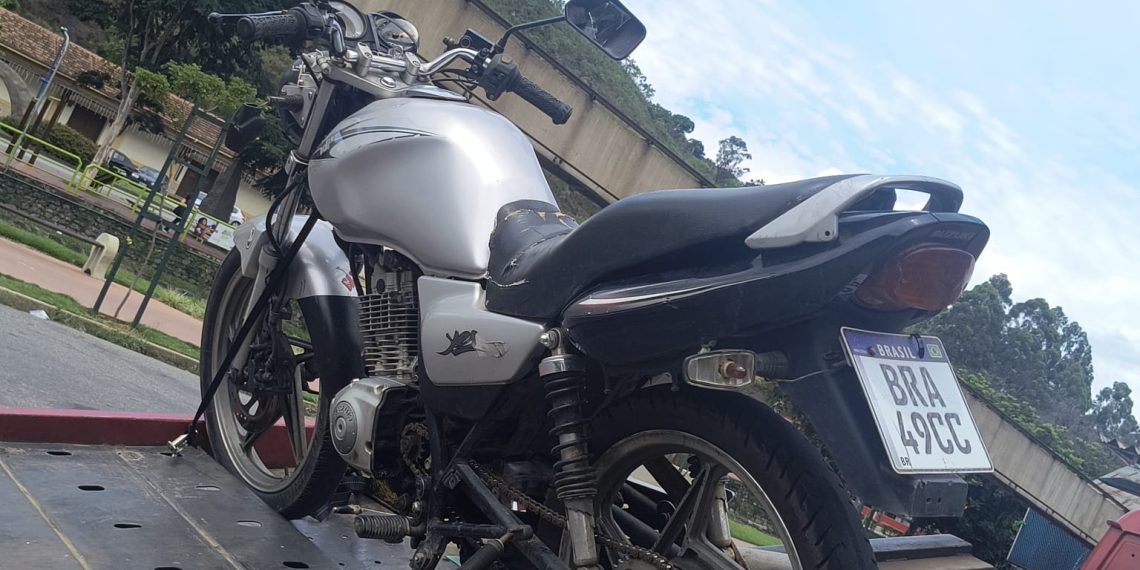 Condutor inabilitado é preso com motocicleta adulterada em Poços de Caldas