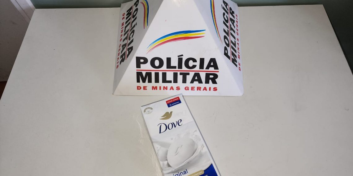 Homem é preso pela Polícia Militar após furtar sabonetes de farmácia em Poços de Caldas