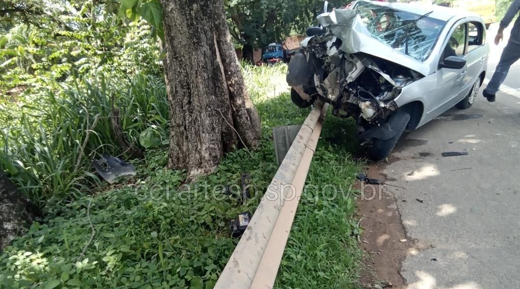 Acidente de carro mata três mulheres na SP-342