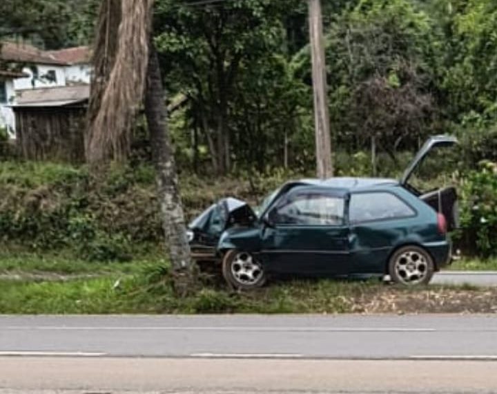 Carro colide com árvore na região oeste de Poços de Caldas