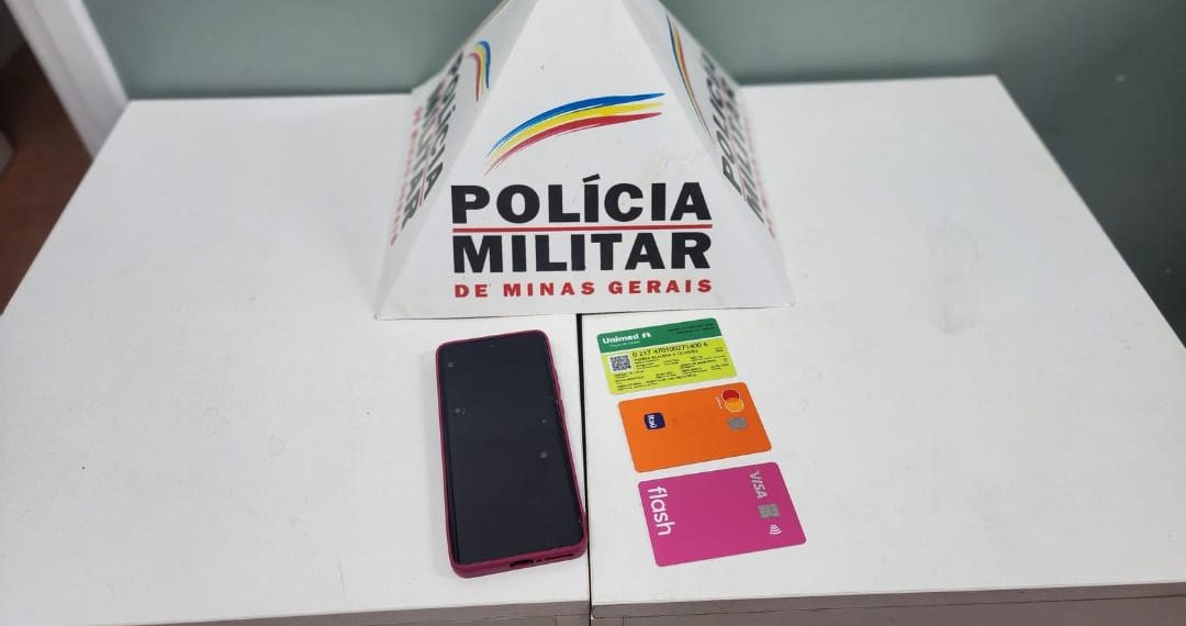 PM prende ladrões e recupera cartões de banco e celular roubados em Poços