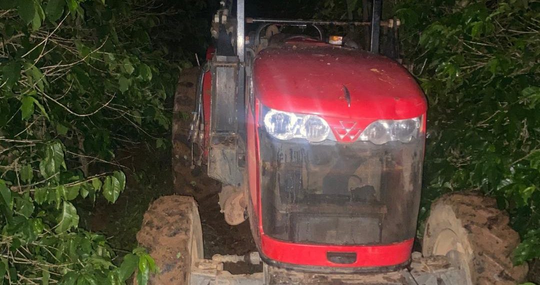 Trator furtado é encontrado no meio de um cafezal em Campestre