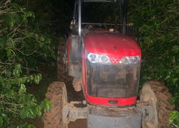Trator furtado é encontrado no meio de um cafezal em Campestre