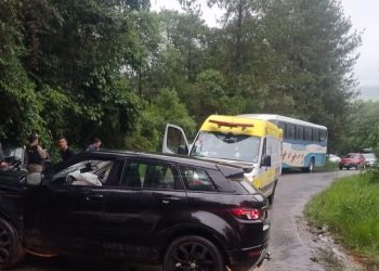 Dois carros batem de frente na estrada que liga Poços de Caldas a Campestrinho