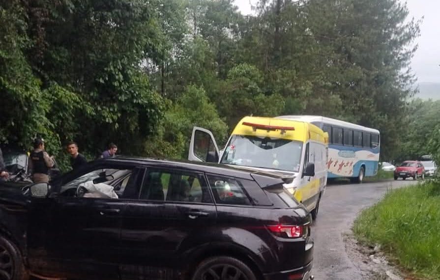 Dois carros batem de frente na estrada que liga Poços de Caldas a Campestrinho