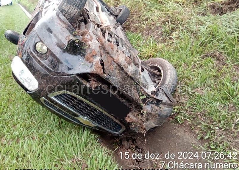 Acidente entre van e carro deixa uma pessoa ferida em São João da Boa Vista