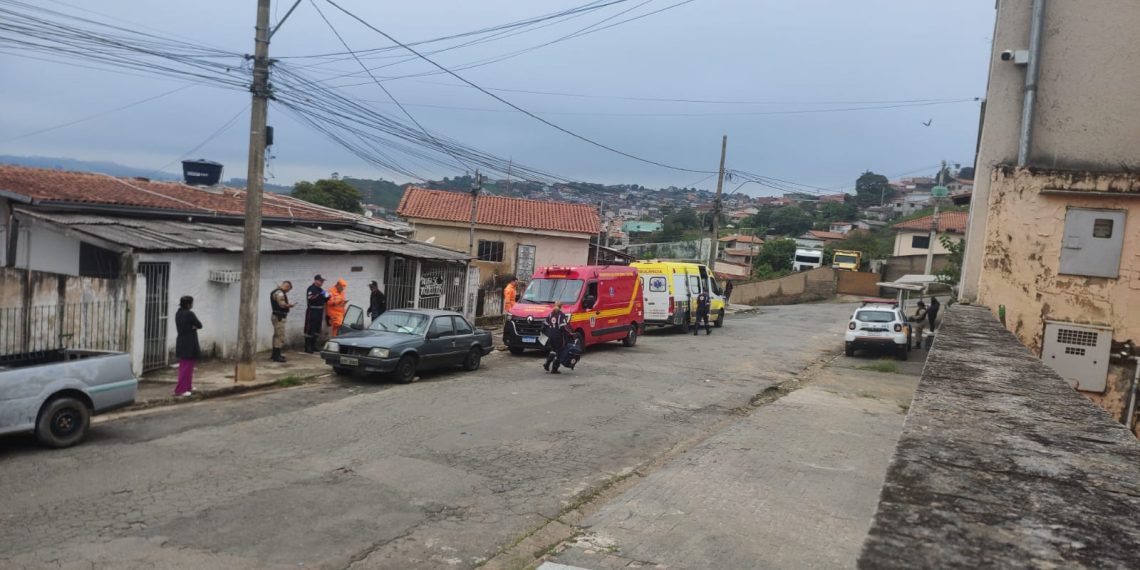 Homem sofre parada cardiorrespiratória e morre dentro de carro em Poços