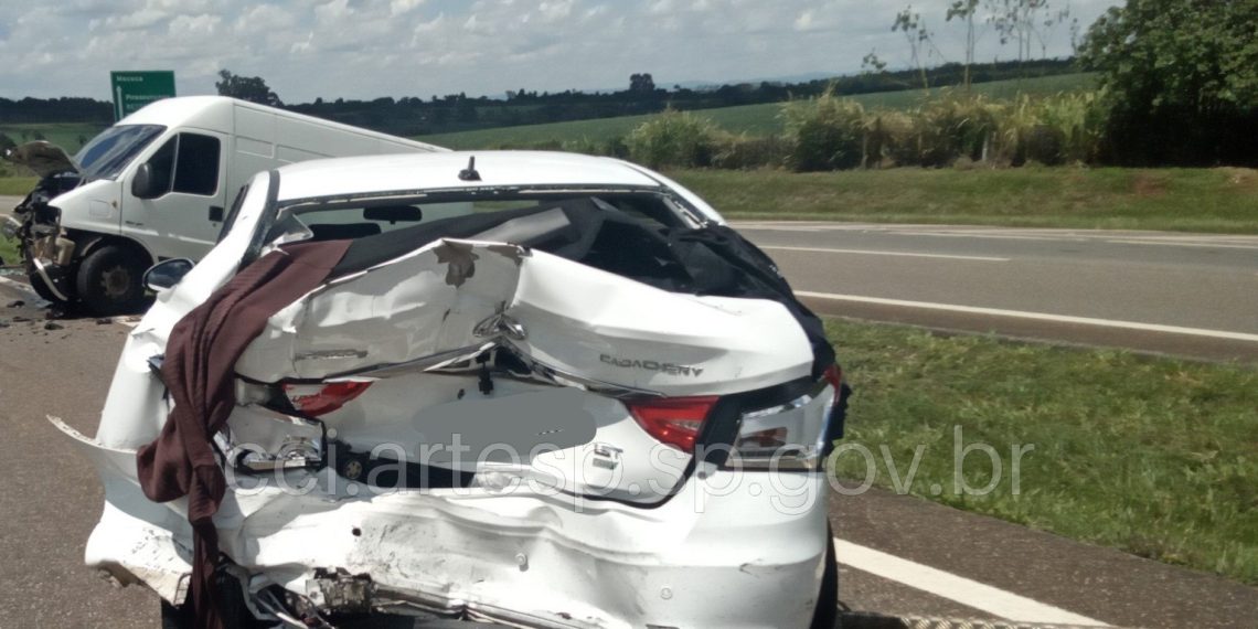 Acidente entre três veículos deixa duas pessoas feridas em Aguaí