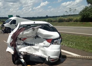 Acidente entre três veículos deixa duas pessoas feridas em Aguaí