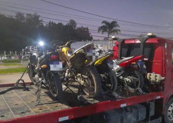 Operação entre Demutran e PM resulta em prisão e apreensão de motos em Poços