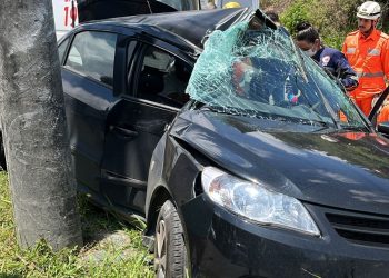 Urgente | Carro colide contra poste em Poços de Caldas