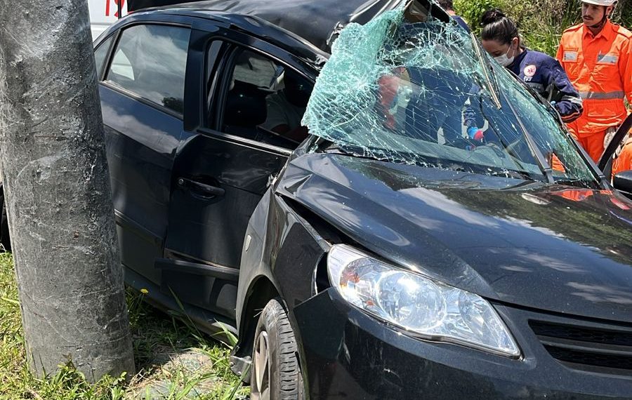 Urgente | Carro colide contra poste em Poços de Caldas