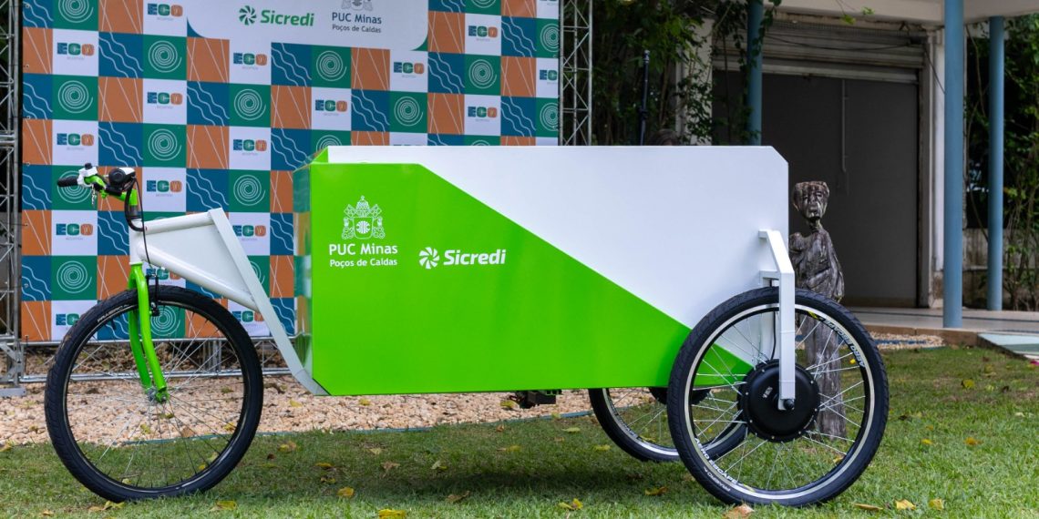 PUC Poços e Sicredi apresentam protótipo de veículo elétrico para coleta de recicláveis