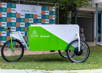 PUC Poços e Sicredi apresentam protótipo de veículo elétrico para coleta de recicláveis