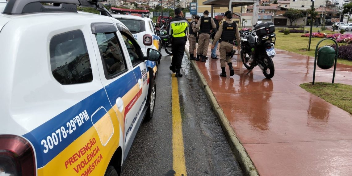 Demutran e PM prendem suspeitos e apreendem drogas em Poços de Caldas