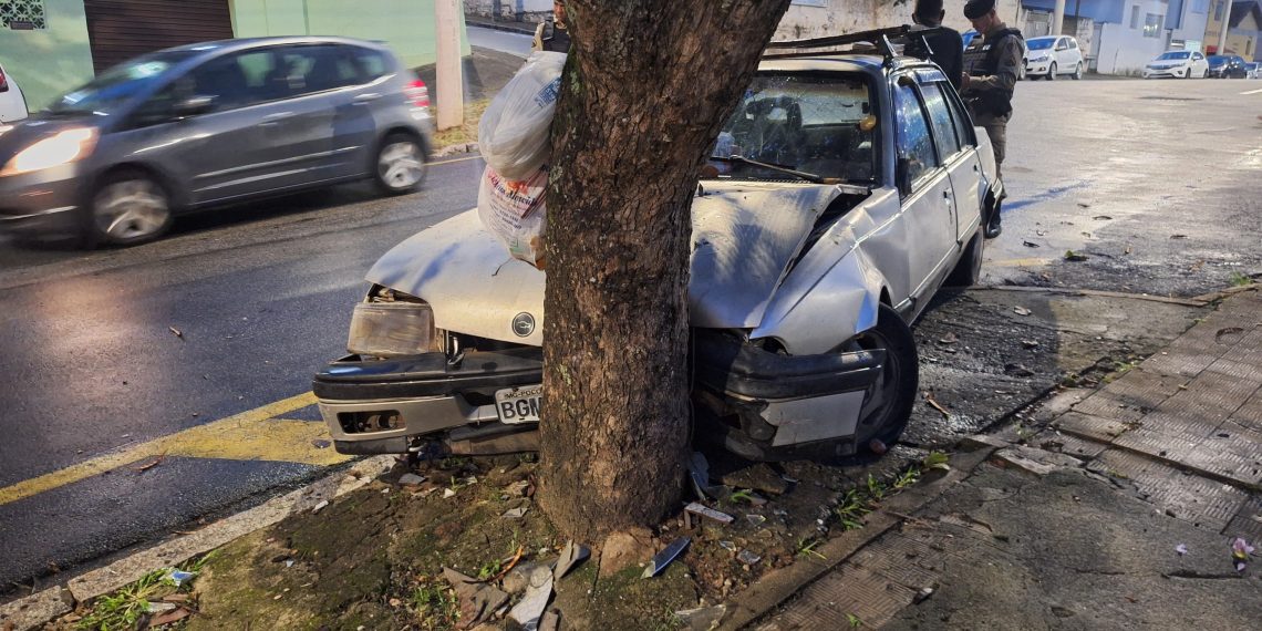 Acidente de carro deixa dois feridos em Poços de Caldas