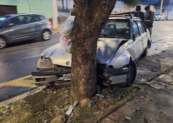 Acidente de carro deixa dois feridos em Poços de Caldas