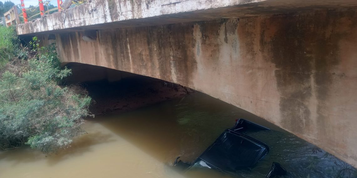 Homem fica ferido após carro bater em ponte e cair em ribeirão em Poços de Caldas