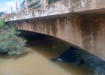 Homem fica ferido após carro bater em ponte e cair em ribeirão em Poços de Caldas
