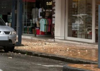 SUSTO I Sacada de prédio desaba no Centro de Poços de Caldas