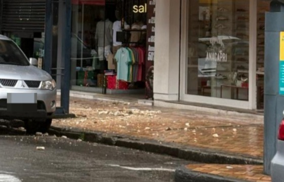 SUSTO I Sacada de prédio desaba no Centro de Poços de Caldas