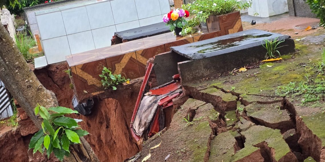 Restos mortais são expostos após muro desabar no cemitério de Campestre