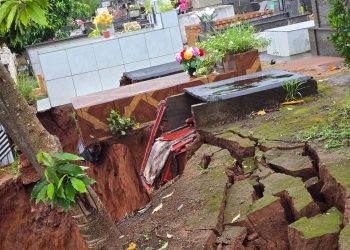 Restos mortais são expostos após muro desabar no cemitério de Campestre