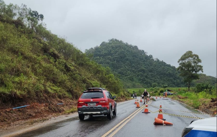 Erosão interdita rodovia que liga o sul de Minas a São Paulo