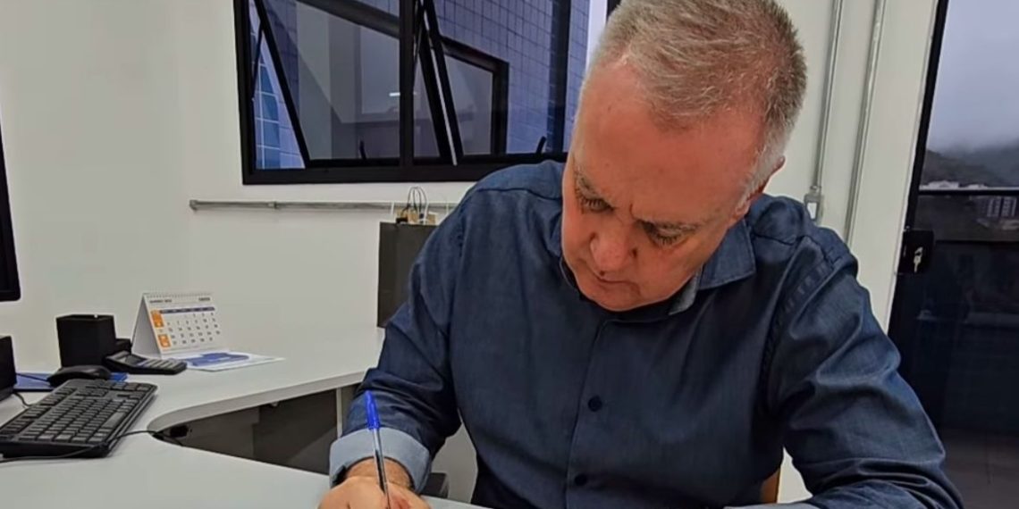 Sérgio Azevedo assina decretos sobre nova sede administrativa e tombamento do antigo prédio da Prefeitura de Poços