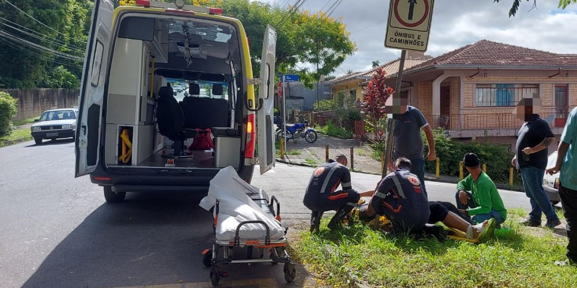 Homem fica ferido em acidente na Avenida Champagnat em Poços de Caldas
