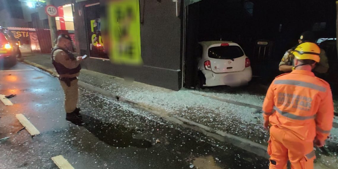 Carro invade academia após colidir com outro veículo no centro de Alfenas