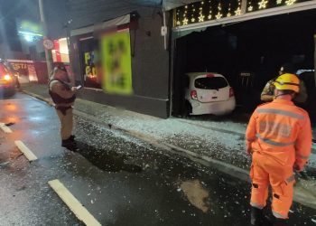 Carro invade academia após colidir com outro veículo no centro de Alfenas