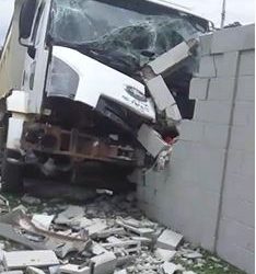 Caminhão desgovernado atinge muro de condomínio em Poços de Caldas