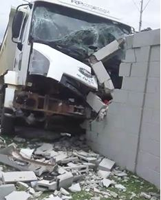 Caminhão desgovernado atinge muro de condomínio em Poços de Caldas