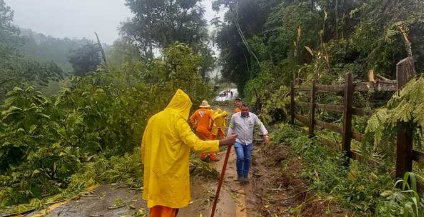 DER-MG começa ações para recuperar bueiro na MGC-459, perto da divisa de Minas com São Paulo