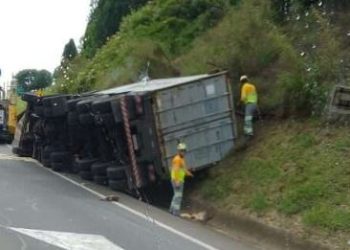 Caminhão tomba na Rodovia SP-342