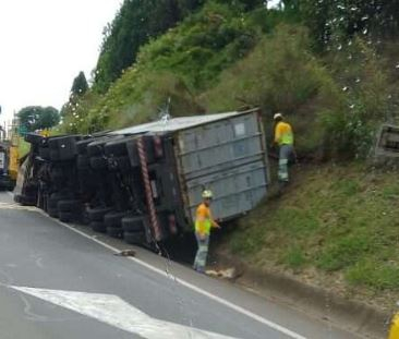 Caminhão tomba na Rodovia SP-342
