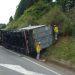 Caminhão tomba na Rodovia SP-342