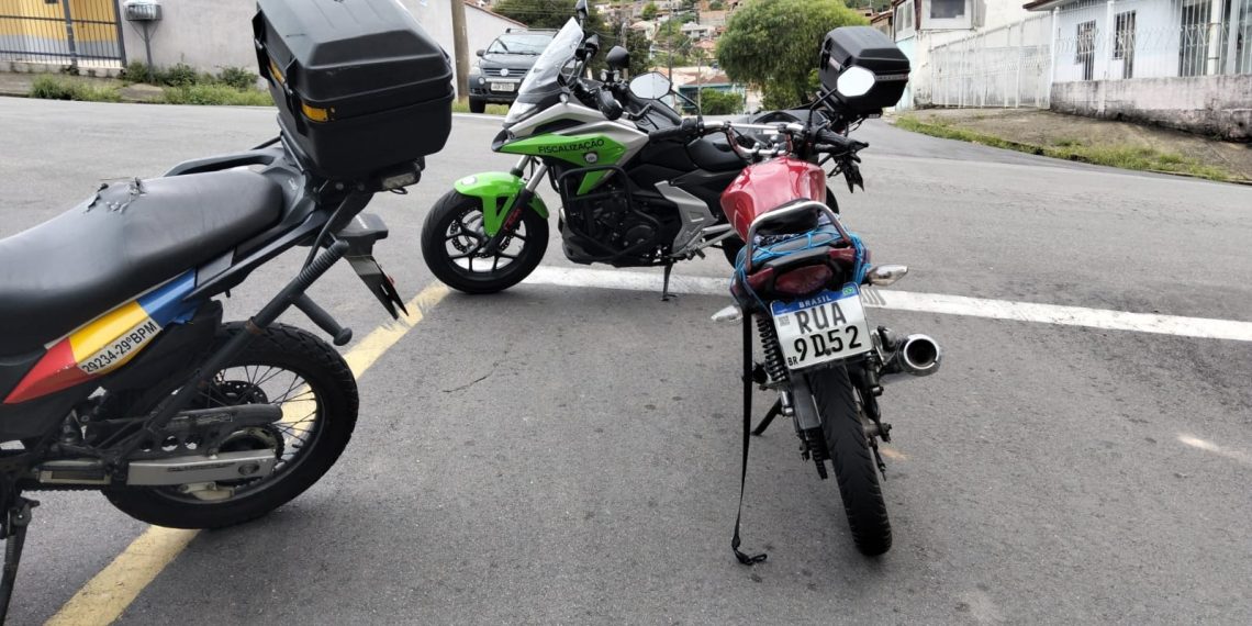 Adolescente é pego dirigindo moto com placa adulterada em Poços